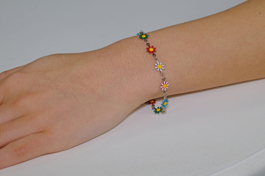 Bracciale in acciaio rodio con margherite multi