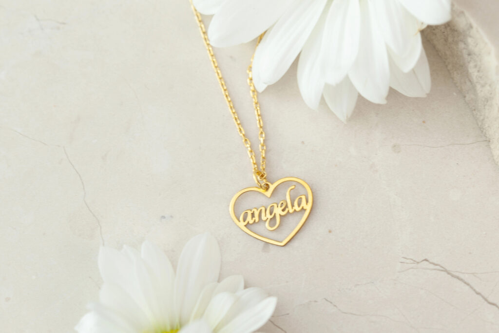 Collane con nome: il trend personalizzato che non passa mai di moda