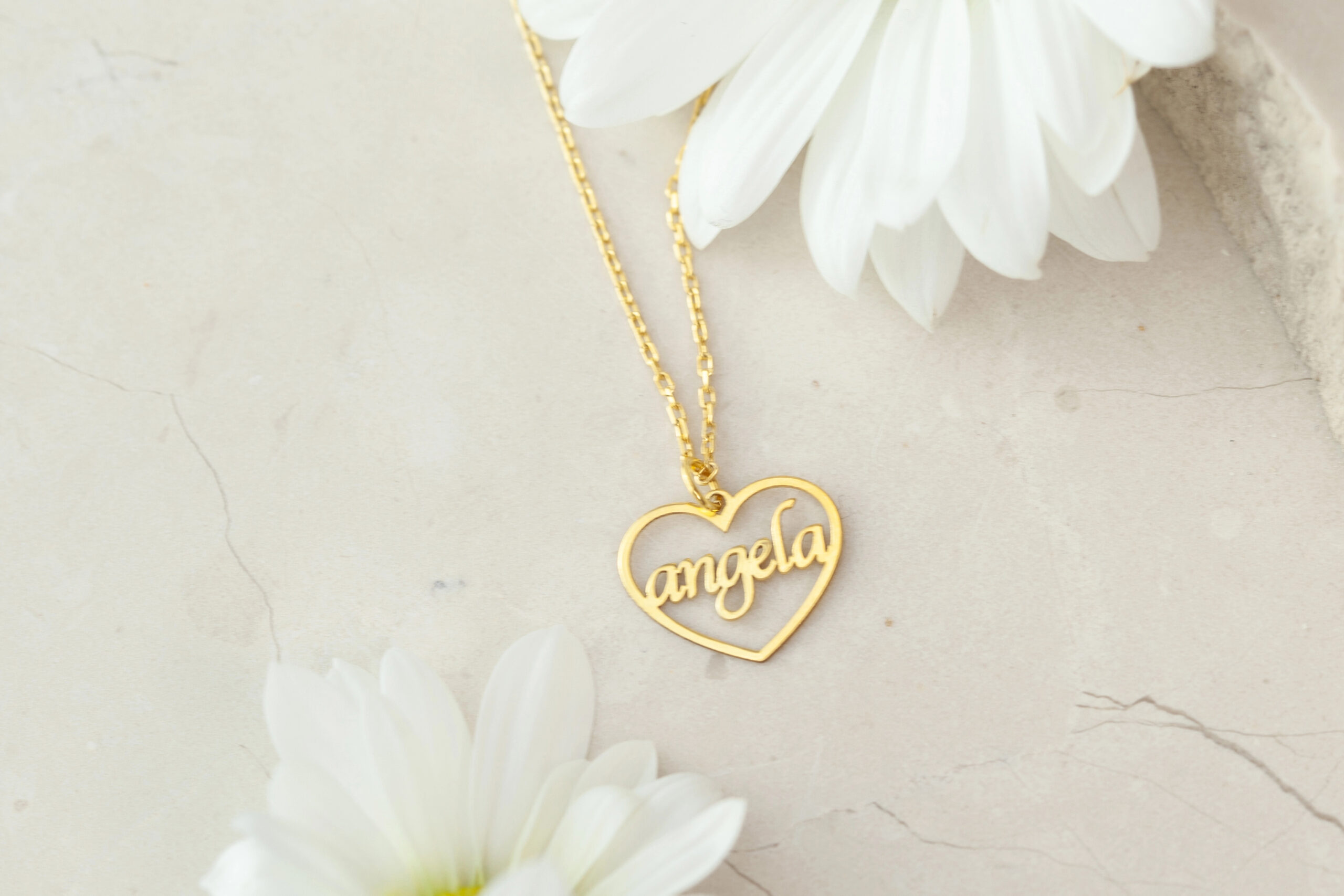 Collane con nome: il trend personalizzato che non passa mai di moda