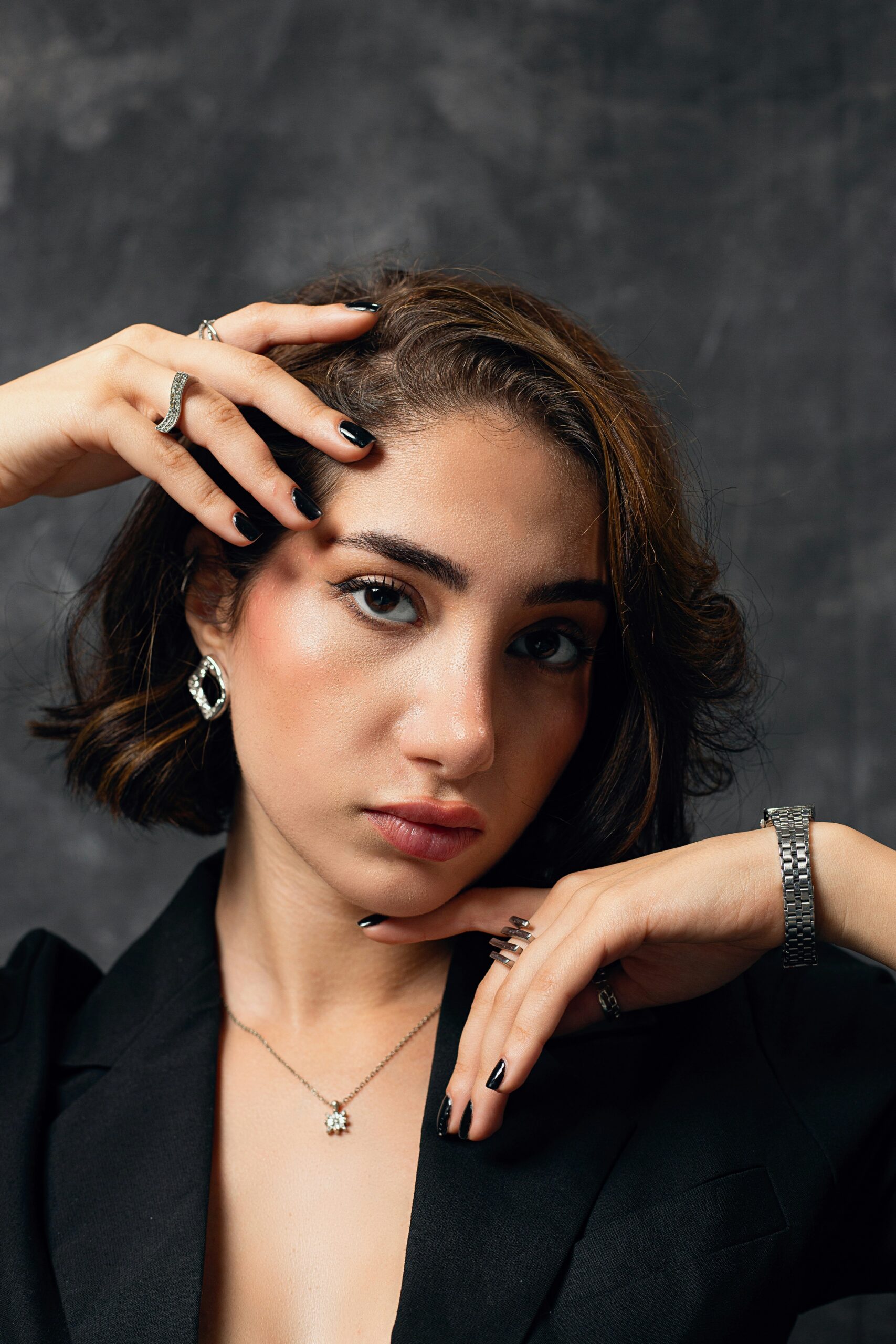 Come abbinare orecchini e collane senza sbagliare look