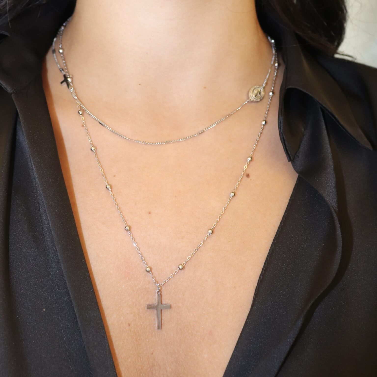 Collane multilayer: come indossarle con stile