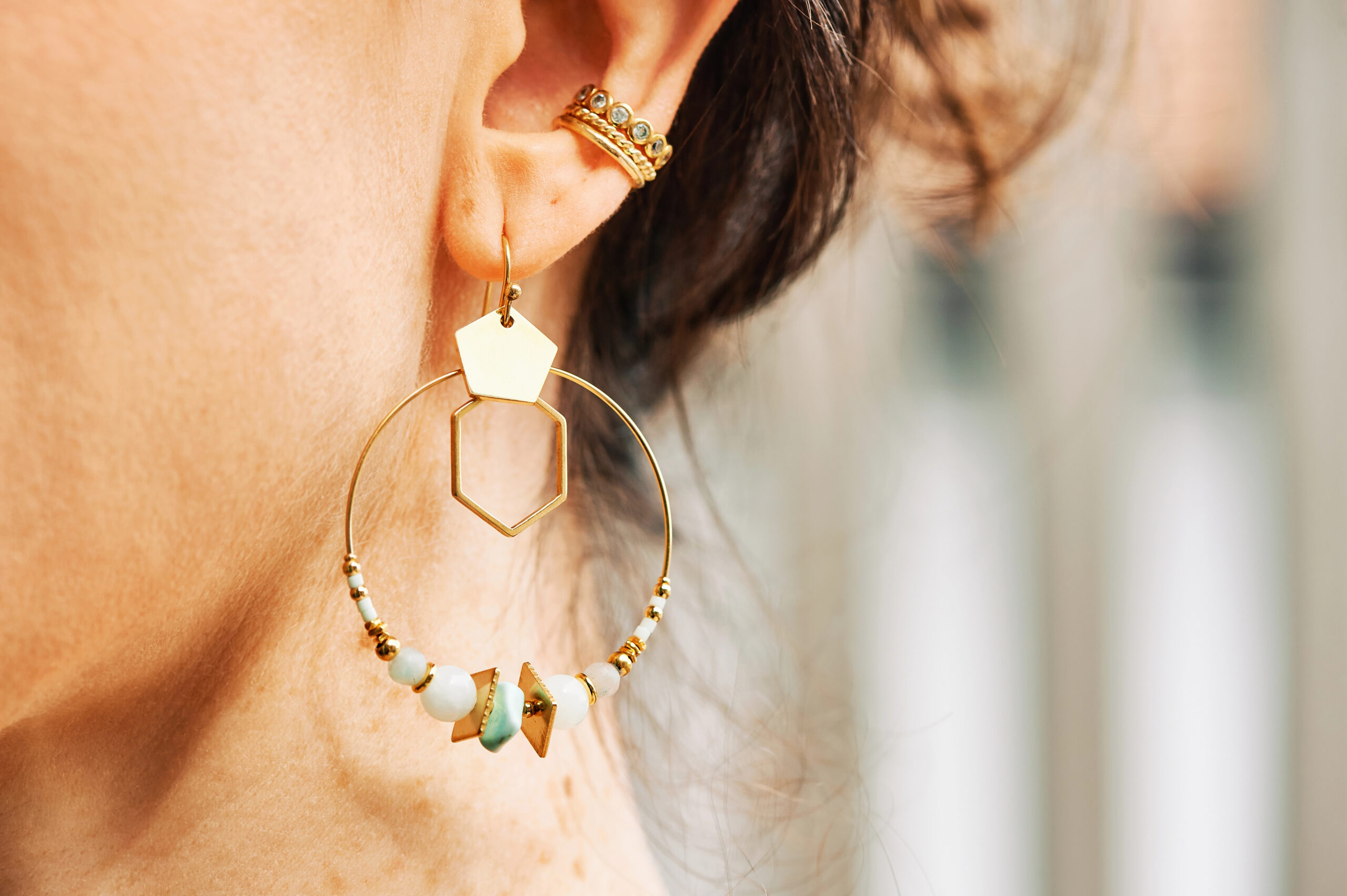 Orecchini grandi: come indossarli senza esagerare