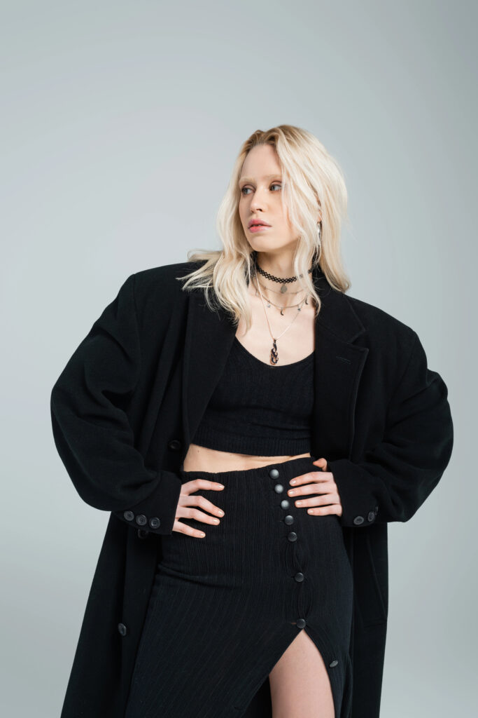 Accessori per look total black: come farli risaltare