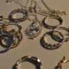 Come creare una collezione di gioielli essenziale ma versatile