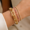 Come indossare più bracciali insieme senza appesantire il look
