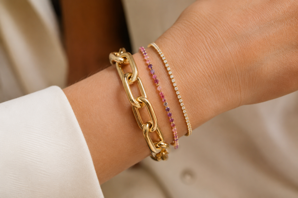 Come indossare più bracciali insieme senza appesantire il look